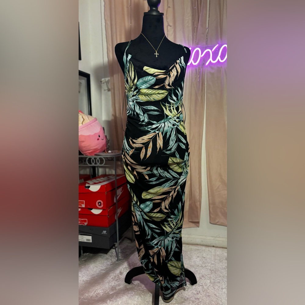 BRAND NEW! Fitted Mesh Floral Dress💚 cute and comfortable! Not see through!